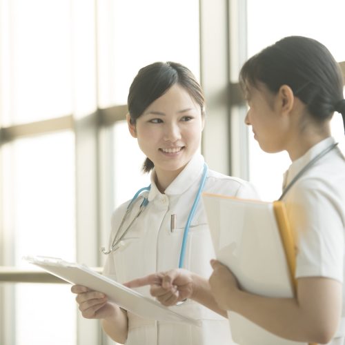 打合せをする看護師 打合せをする看護師